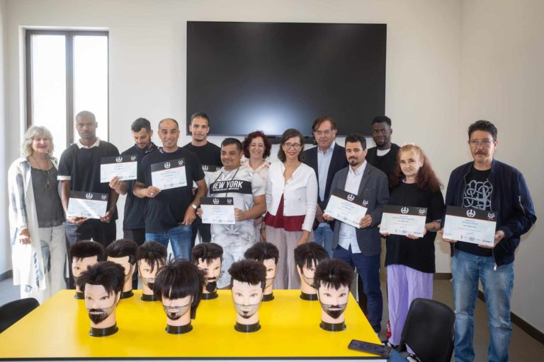 Diez personas sin hogar finalizan su curso de peluquería en Zaragoza y buscan nuevas oportunidades laborales
