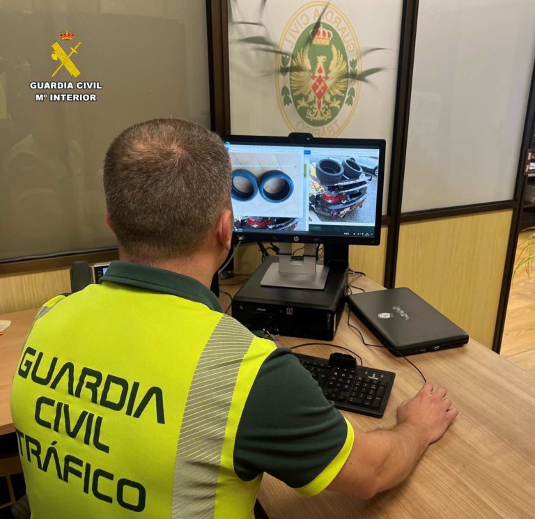 Dos jóvenes de Baleares investigados por arrojar neumáticos en la A-23, poniendo en riesgo la seguridad vial