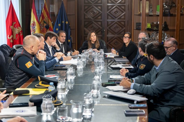 Zaragoza refuerza su ayuda a Valencia con equipo sanitario, maquinaria y miles de botas de agua