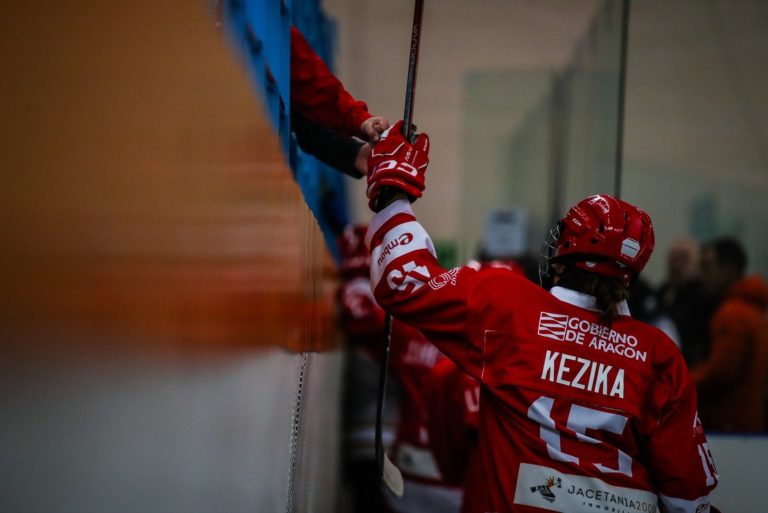 El Club Hielo Jaca Femenino logra una victoria clave y se posiciona tercero en la liga