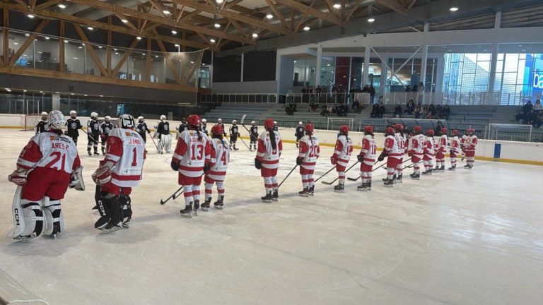 El Club Hielo Jaca femenino logra una victoria abrumadora en Vitoria y asciende en la Liga Nacional