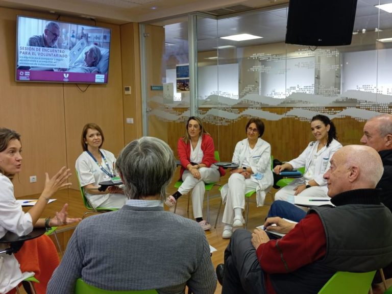 El Hospital de Barbastro consolida su biblioteca de pacientes y un programa de voluntariado