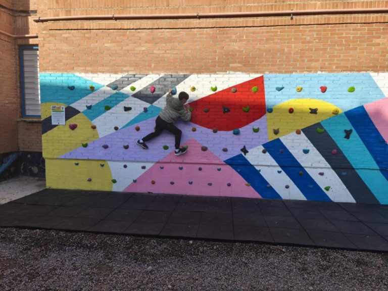 El IES Pirineos de Jaca inaugura un rocódromo para fomentar la escalada