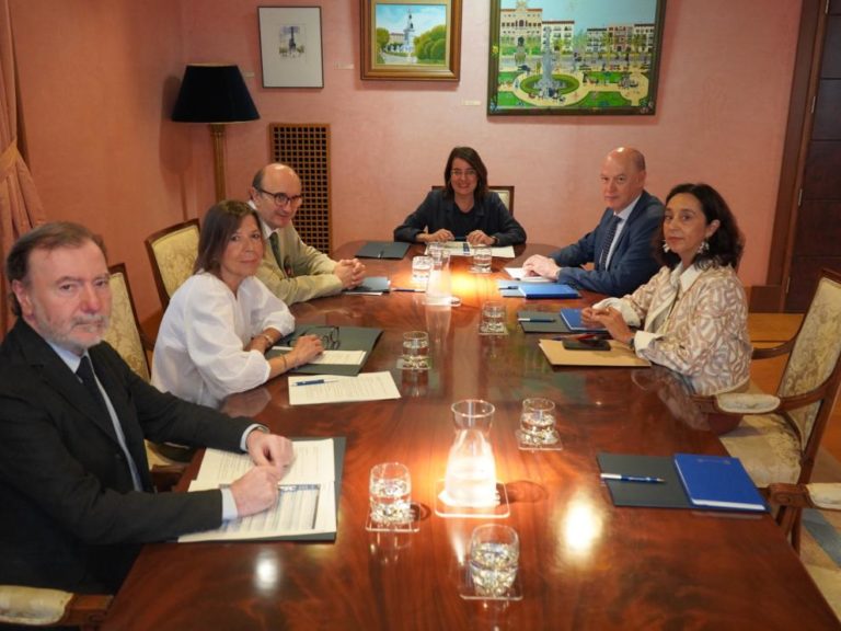 El consejero de Sanidad y la Justicia de Aragón refuerzan la colaboración para abordar la crisis sanitaria