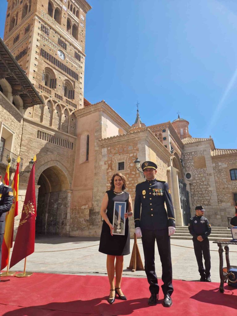 Emma Buj recibe la Cruz de la Policía Local por su apoyo incondicional al cuerpo en Teruel