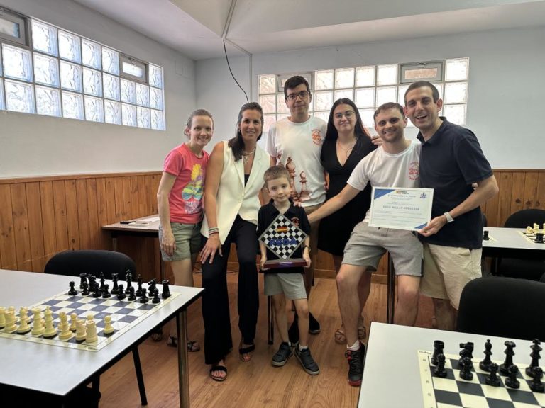 Enzo Millán, joven ajedrecista zaragozano, se corona campeón de España sub-8