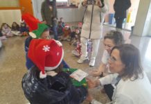 Escolares de Barbastro alegran el Hospital con adornos navideños hechos a mano