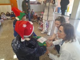 Escolares de Barbastro alegran el Hospital con adornos navideños hechos a mano