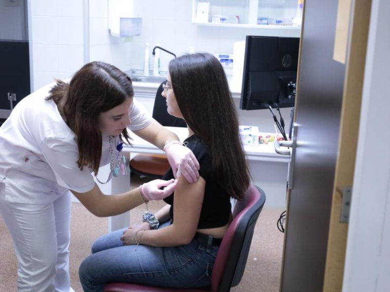 Estudiantes de grados de salud se vacunan contra la gripe para proteger a los vulnerables
