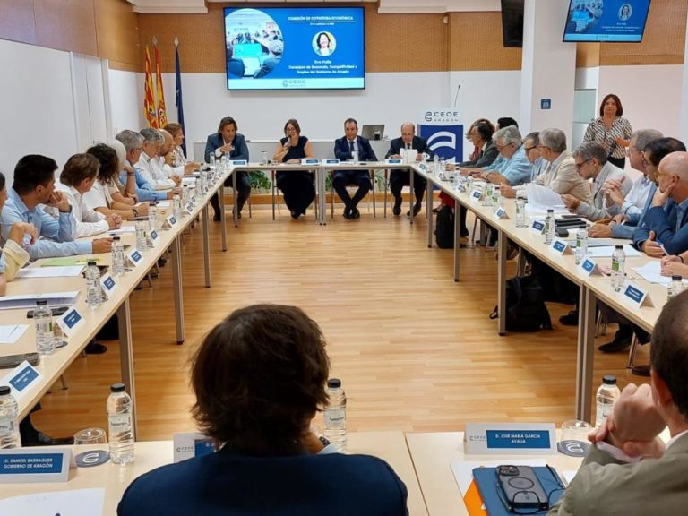 Eva Valle escucha a empresarios en la Comisión de Coyuntura Económica de CEOE Aragón