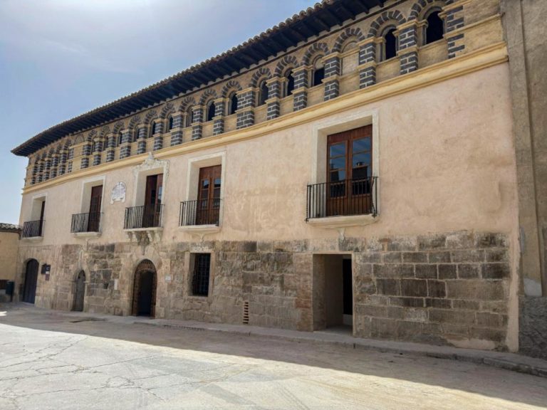 Finalizan las obras de restauración del Palacio de los Barones de Valdeolivos en Fonz con una inversión de 1,7 millones de euros