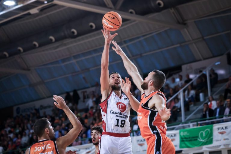 Casademont Zaragoza remonta en el Memorial Pepe Lanzuela para llevarse la victoria ante Valencia Basket (89-86)