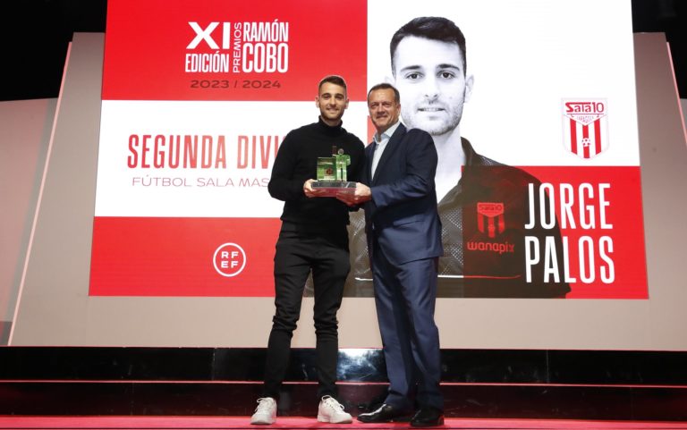 Jorge Palos recibe el galardón a mejor entrenador de la Segunda División 23/24