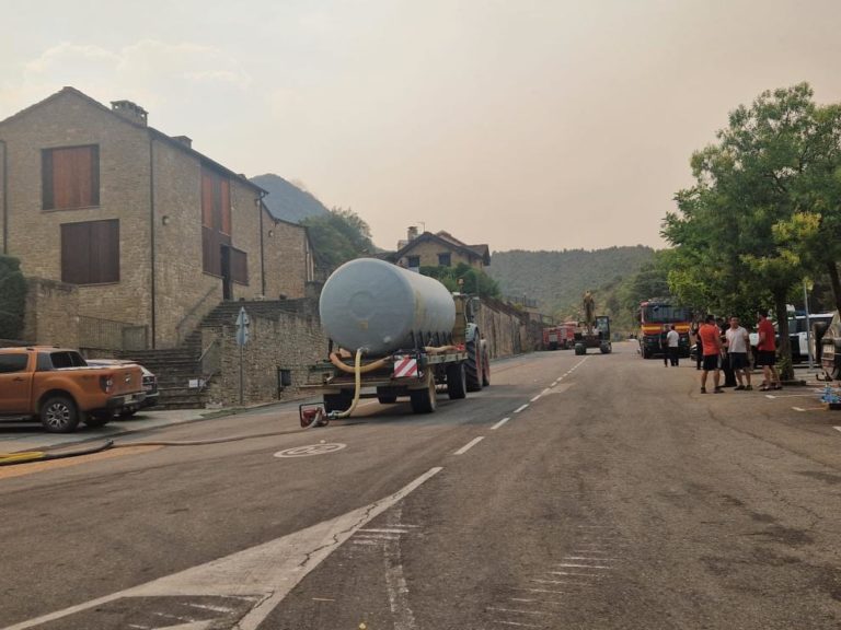 Restringido el acceso a la zona afectada por el incendio de Las Peñas de Riglos