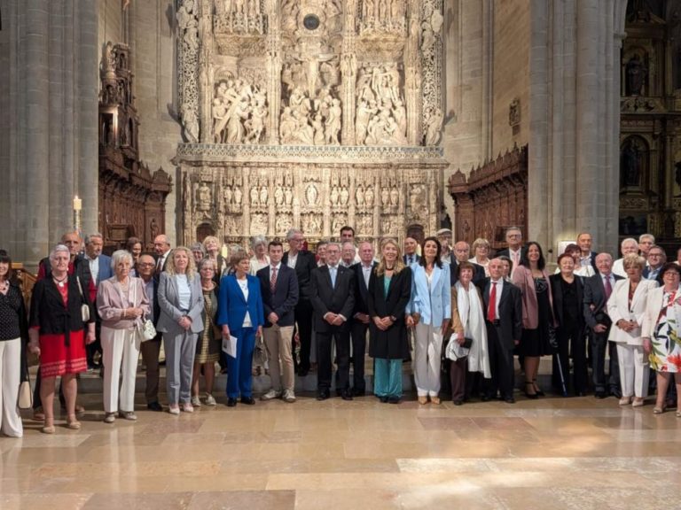 Dos decenas de parejas celebran sus bodas de oro en la Catedral de Huesca