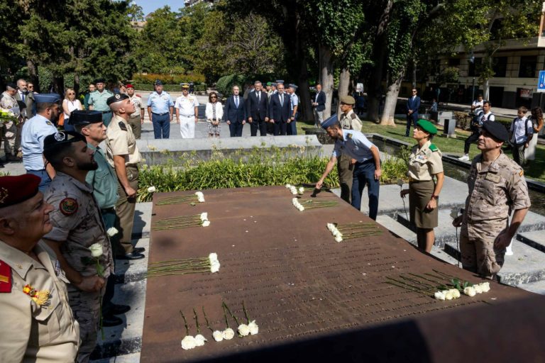 Robles rinde homenaje en Zaragoza a los caídos del Yak-42