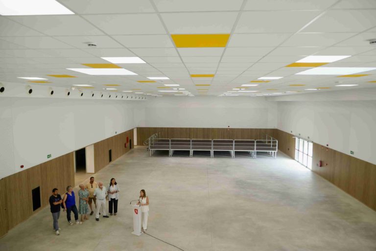 La alcaldesa  inaugura el pabellón de Garrapinillos