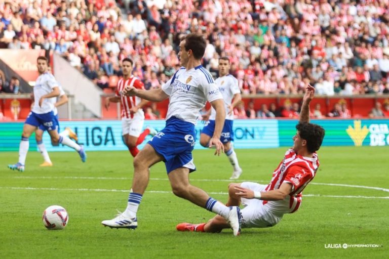 El Real Zaragoza cae en El Molinón en un partido en el que acabó con nueve jugadores (1-0)