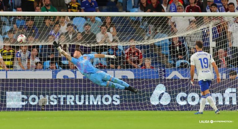 El Real Zaragoza cae en La Romareda con un penalti fallado en el último minuto (2-3)