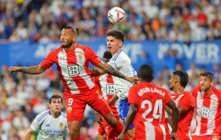 Una defensa superada: el Real Zaragoza ha encajado siete goles en apenas tres jornadas