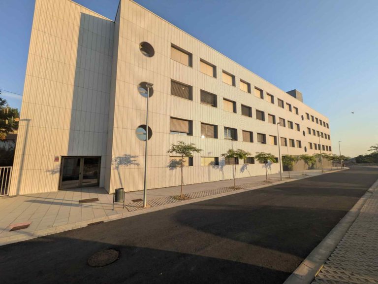 Inaugurada la residencia de mayores y centro de día Magda Godia en Mequinenza tras 18 años de espera