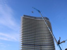 Instalan grúa en la Torre del Agua para nuevo mirador 360 grados en Zaragoza