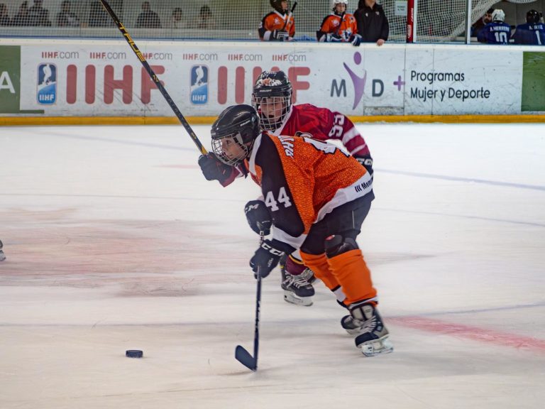 Jaca acoge el IV Memorial Manolo Santoro de hockey sobre hielo