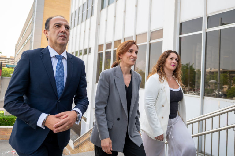 La ministra de Sanidad respalda los planes de Aragón ante el déficit de médicos