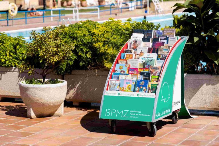Zaragoza ofrece más de 1.300 libros en las piscinas municipales