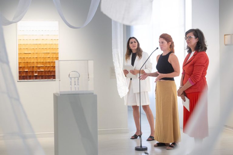 La Casa de la Mujer de Zaragoza presenta la exposición ‘Criar-Crear’, un diálogo artístico sobre maternidad y creatividad