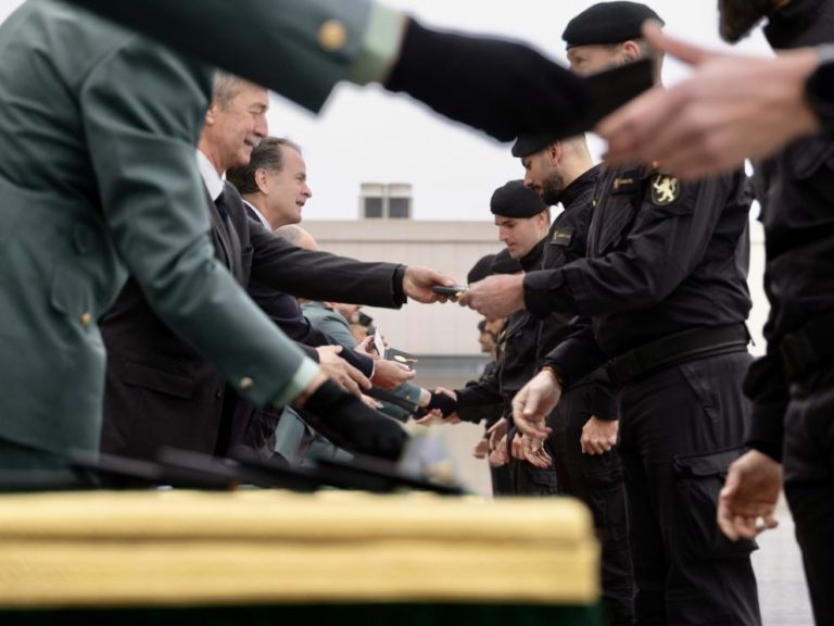 La Guardia Civil recibe la Medalla de Aragón por su labor en Catarroja tras la DANA