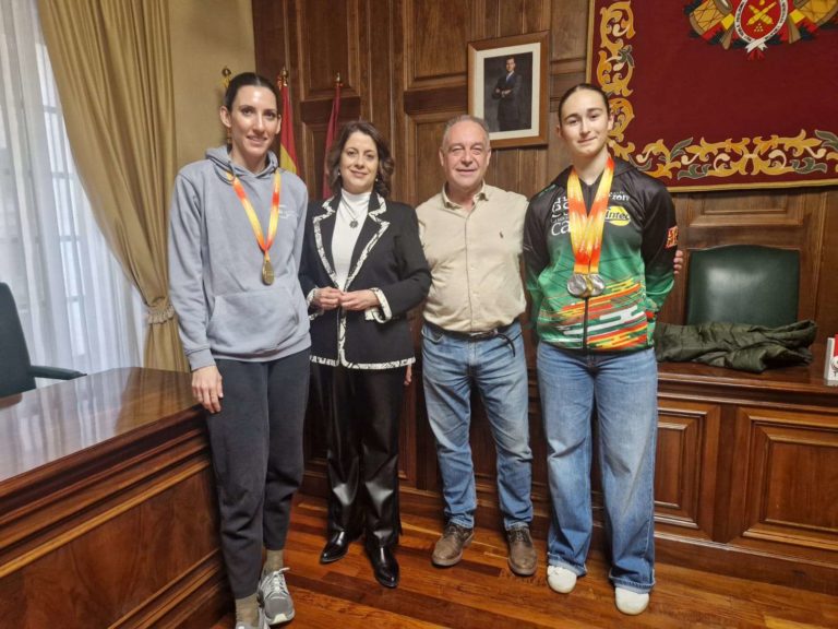 La alcaldesa de Teruel destaca a las atletas Elena Martín y Belén Villarroya como referentes deportivos