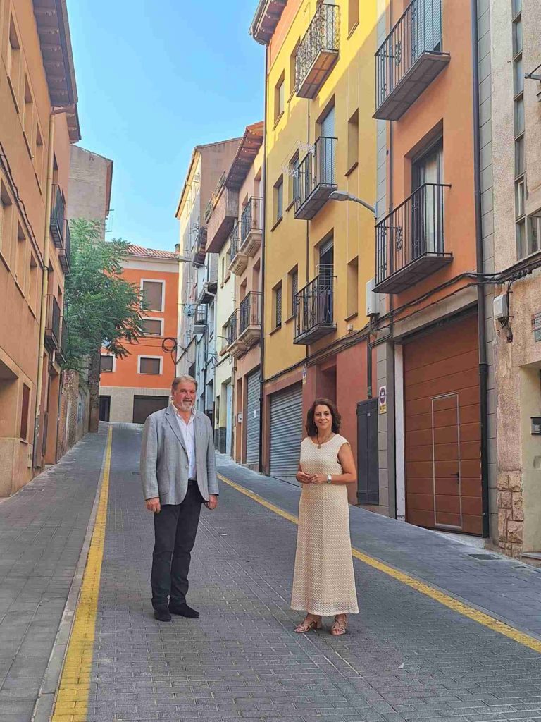La calle La Merced de Teruel estrena una plataforma única tras una inversión municipal de 136.000 euros