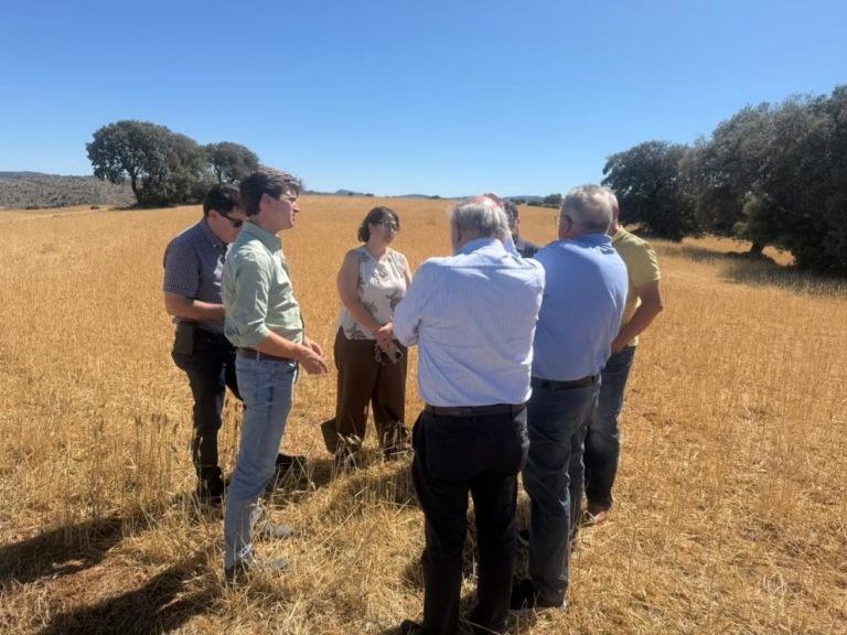 La consejera de Agricultura visita Nuévalos para evaluar los daños en cultivos tras las tormentas de junio