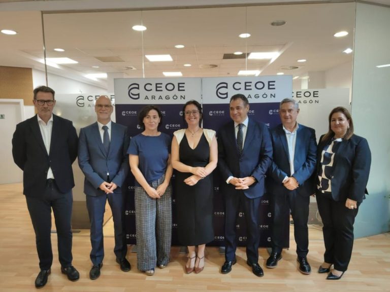 La consejera de Economía de Aragón destaca la importancia de una economía más competitiva en la asamblea de CEOE