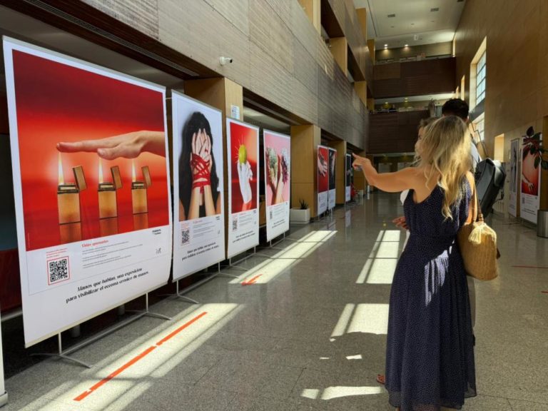 La exposición «Manos que hablan» visibiliza el impacto del eccema crónico de manos en el Hospital Universitario Miguel Servet de Zaragoza