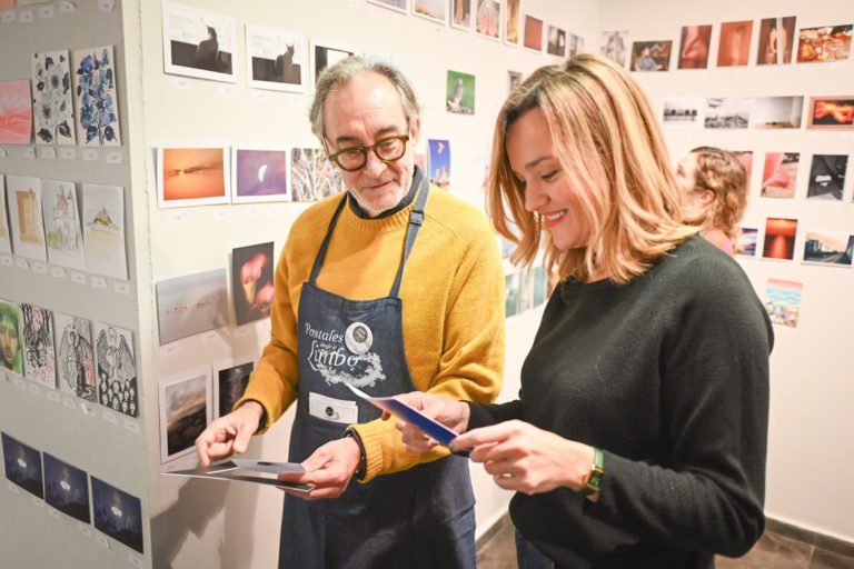 La secretaria general del PSOE Aragón visita la exposición «Postales desde el limbo» en el 4º Espacio de la DPZ