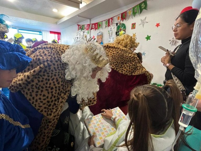 Los Reyes Magos alegran a los niños del Hospital Miguel Servet en Zaragoza