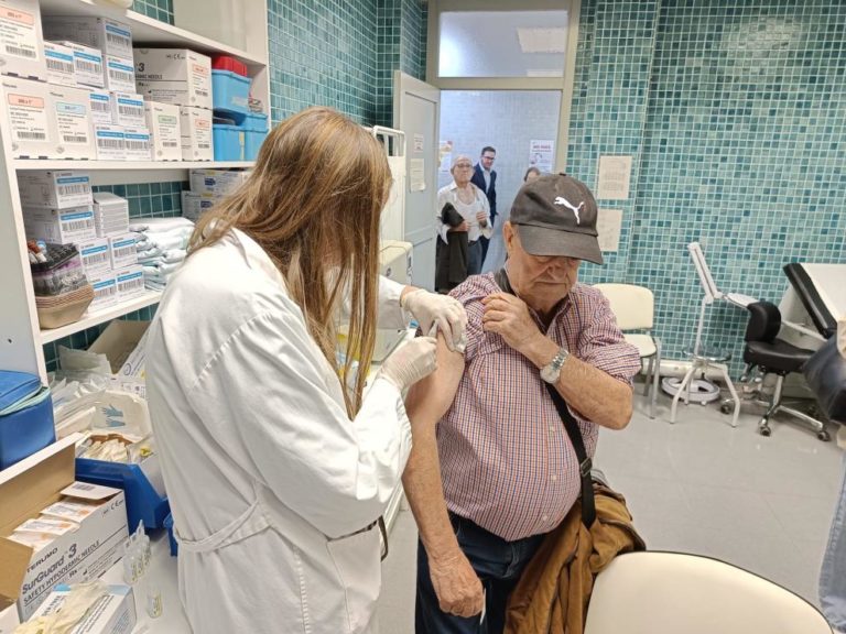 Los centros de salud de Aragón inician la vacunación contra la gripe y COVID para mayores de 80 años y grupos de riesgo