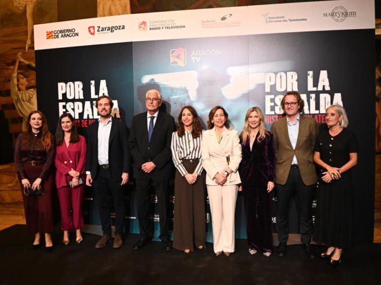 Mar Vaquero rinde homenaje a Manuel Giménez Abad en el estreno del documental ‘Por la espalda. Historia de un atentado’