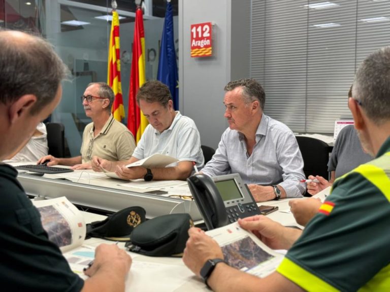 Más de 100 efectivos luchan contra el incendio forestal de Peñarroya de Tastavíns en el Matarraña