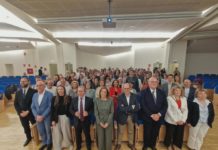 Más de 200 docentes jubilados reciben un homenaje en Zaragoza por su dedicación a la educación