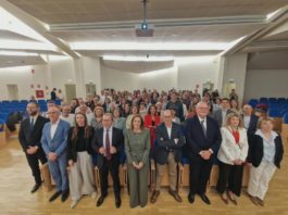 Más de 200 docentes jubilados reciben un homenaje en Zaragoza por su dedicación a la educación
