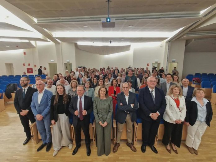 Más de 200 docentes jubilados reciben homenaje en Zaragoza por su dedicación a la educación_1