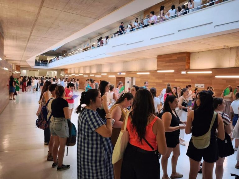 Más de 5.000 aspirantes se presentan a las oposiciones de maestros en Aragón, que se celebran por primera vez en aulas climatizadas