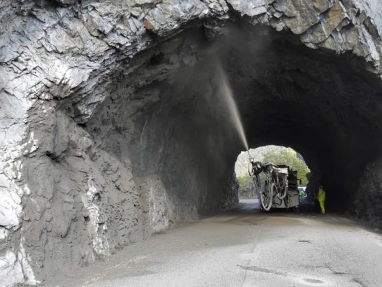 Carreteras realiza trabajos en cinco túneles de la A-139 para evitar desprendimientos de roca