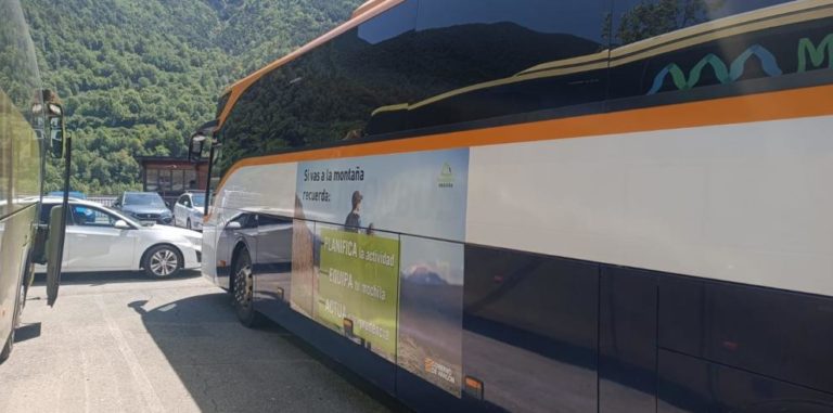 Los consejos de Montaña Segura viajan en autobuses y oficinas de turismo todo el verano
