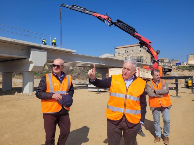 El nuevo puente en Azuara reabrirá la carretera en mayo tras los graves daños por lluvias
