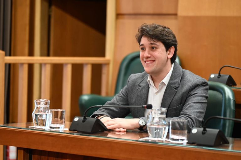 PSOE critica al Gobierno de Chueca por ocultar una querella contra el consejero Gimeno