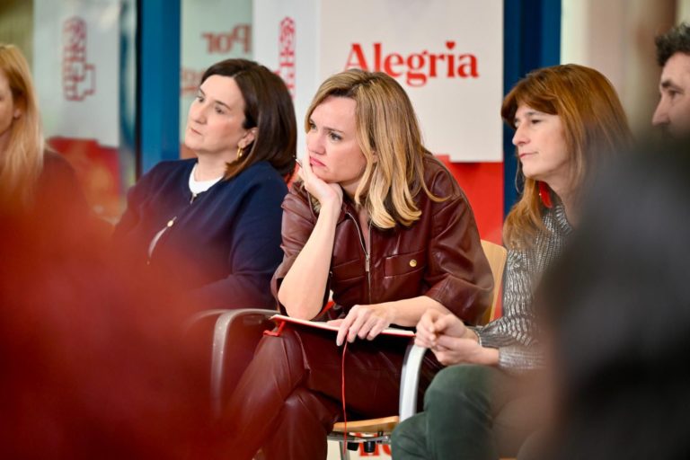 Pilar Alegría promete mejoras laborales para el sector de servicios sociales en Aragón